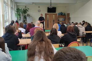 Policjant omawia postępowanie w sprawach nieeltnich