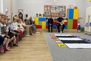 Policjanci prowadza zajęcia z przedszkolakami i opowiadają o bezpieczeństwie