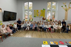 Policjanci prowadza zajęcia z przedszkolakami i opowiadają o bezpieczeństwie