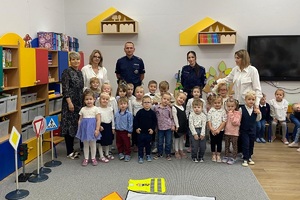 Policjanci prowadza zajęcia z przedszkolakami i opowiadają o bezpieczeństwie