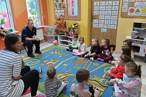 Policjanci prowadza zajęcia z przedszkolakami i opowiadają o bezpieczeństwie