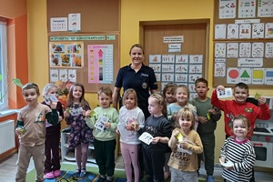 Policjanci prowadza zajęcia z przedszkolakami i opowiadają o bezpieczeństwie