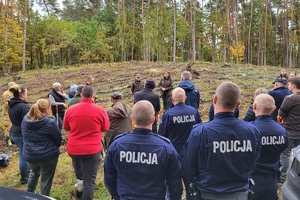 Policjanci i przedstawiciele samorządów wspólnie sadzą las