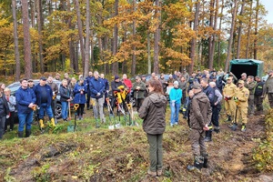 Policjanci i przedstawiciele samorządów wspólnie sadzą las