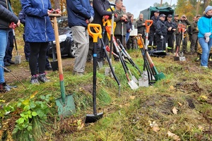 Policjanci i przedstawiciele samorządów wspólnie sadzą las
