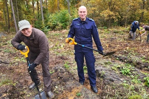 Policjanci i przedstawiciele samorządów wspólnie sadzą las
