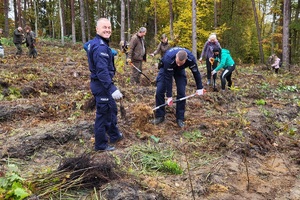 Policjanci i przedstawiciele samorządów wspólnie sadzą las
