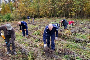 Policjanci i przedstawiciele samorządów wspólnie sadzą las