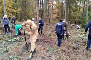 Policjanci i przedstawiciele samorządów wspólnie sadzą las