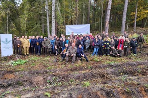 Uczestnicy sadzenia lasku pozują do pamiątkowego zdjecia