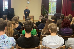 Policjantka prowadzi zajęcia z uczniami liceum