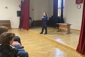 Policjantka prowadzi zajęcia z uczniami liceum