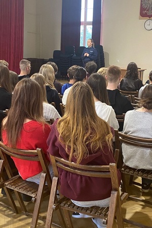 Policjantka prowadzi zajęcia z uczniami liceum