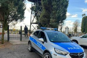 Policjanci patrolują teren cmentarzy dbając o bezpieczeństwo odwiedzających groby