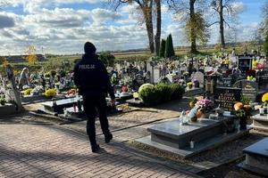 Policjanci patrolują teren cmentarzy dbając o bezpieczeństwo odwiedzających groby