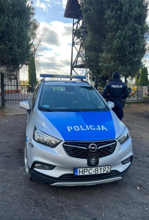 Policjanci patrolują teren cmentarzy dbając o bezpieczeństwo odwiedzających groby