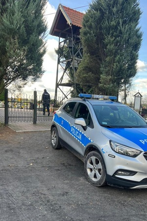 Policjanci dbają o bezpieczeństwo podróżnych w rejonach cmentarzy