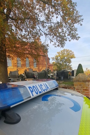 Policjanci dbają o bezpieczeństwo podróżnych w rejonach cmentarzy