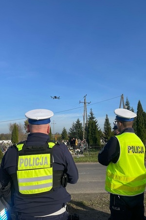 Policjanci dbają o bezpieczeństwo podróżnych w rejonach cmentarzy