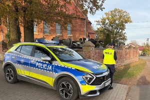 Policjanci dbają o bezpieczeństwo podróżnych w rejonach cmentarzy