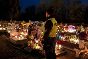 Policjanci dbają o bezpieczeństwo podróżnych w rejonach cmentarzy