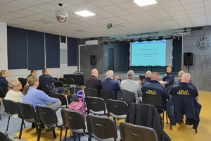 Policjanci prowadzący debatę społeczną z mieszkańcami miasta