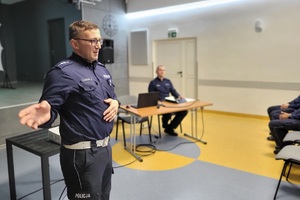 Policjanci prowadzący debatę społeczną z mieszkańcami miasta