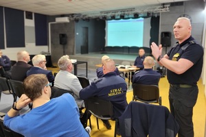 Policjanci prowadzący debatę społeczną z mieszkańcami miasta