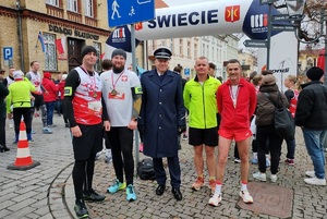 Policjanci pozujący do zdjęcia z Komendantem