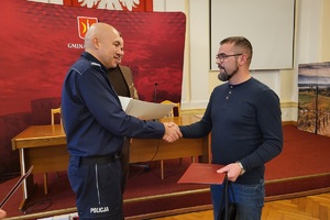 Uroczyste podziękowania dla mieszkańca Świecia i policjantów, które odbyły się w sali konferencyjnej Urzędu miejskiego w Świeciu