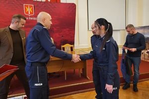 Uroczyste podziękowania dla mieszkańca Świecia i policjantów, które odbyły się w sali konferencyjnej Urzędu miejskiego w Świeciu