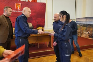 Uroczyste podziękowania dla mieszkańca Świecia i policjantów, które odbyły się w sali konferencyjnej Urzędu miejskiego w Świeciu