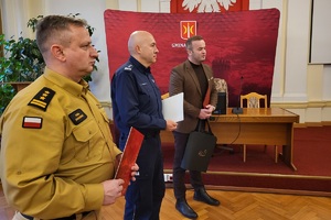 Uroczyste podziękowania dla mieszkańca Świecia i policjantów, które odbyły się w sali konferencyjnej Urzędu miejskiego w Świeciu