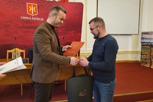 Uroczyste podziękowania dla mieszkańca Świecia i policjantów, które odbyły się w sali konferencyjnej Urzędu miejskiego w Świeciu