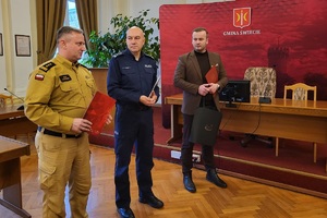 Uroczyste podziękowania dla mieszkańca Świecia i policjantów, które odbyły się w sali konferencyjnej Urzędu miejskiego w Świeciu