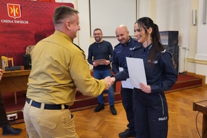 Uroczyste podziękowania dla mieszkańca Świecia i policjantów, które odbyły się w sali konferencyjnej Urzędu miejskiego w Świeciu