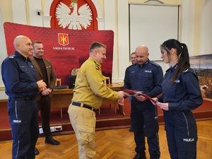 Uroczyste podziękowania dla mieszkańca Świecia i policjantów, które odbyły się w sali konferencyjnej Urzędu miejskiego w Świeciu