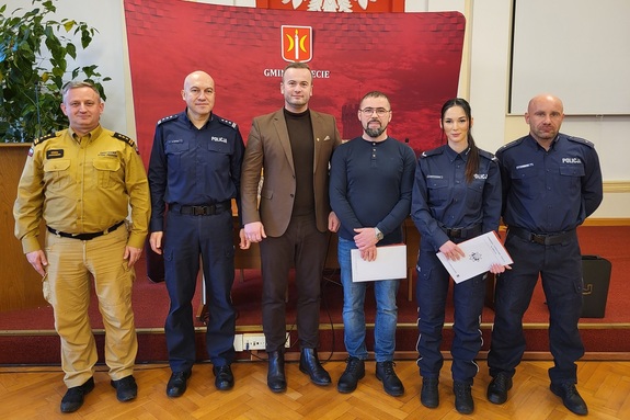 Uroczyste podziękowania dla mieszkańca Świecia i policjantów, które odbyły się w sali konferencyjnej Urzędu miejskiego w Świeciu