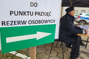 policjanci i pracownicy cywilni podczas ćwiczeń sztabowych w komendzie w Świeciu