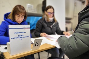 policjanci i pracownicy cywilni podczas ćwiczeń sztabowych w komendzie w Świeciu