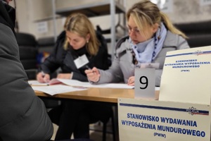 policjanci i pracownicy cywilni podczas ćwiczeń sztabowych w komendzie w Świeciu