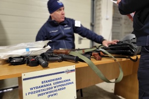 policjanci i pracownicy cywilni podczas ćwiczeń sztabowych w komendzie w Świeciu