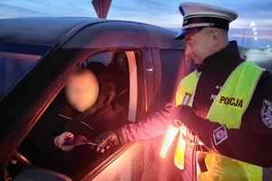 Policjanci podczas akcji na drodze rozdawali kierowcom skrobaczki do szyb