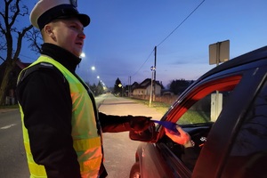 Policjanci podczas akcji na drodze rozdawali kierowcom skrobaczki do szyb