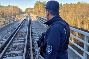 Policjanci patrolujący rejony torowisk w powiecie świeckim