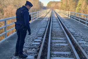 Policjanci patrolujący rejony torowisk w powiecie świeckim