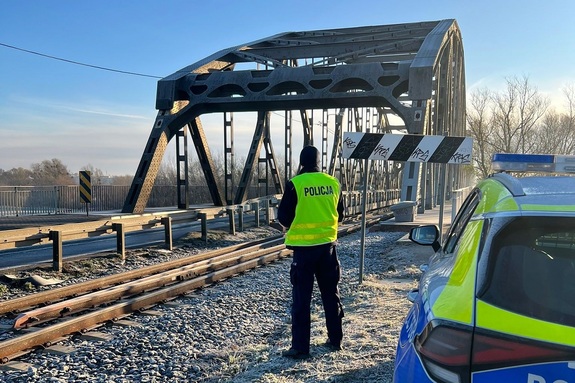 Policjanci patrolujący rejony torowisk w powiecie świeckim