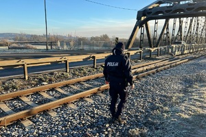 Policjanci patrolujący rejony torowisk w powiecie świeckim