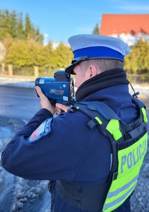 Policjanci mierzący prędkość podczas działań na drodze