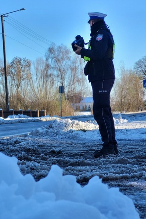 Policjanci mierzący prędkość podczas działań na drodze
